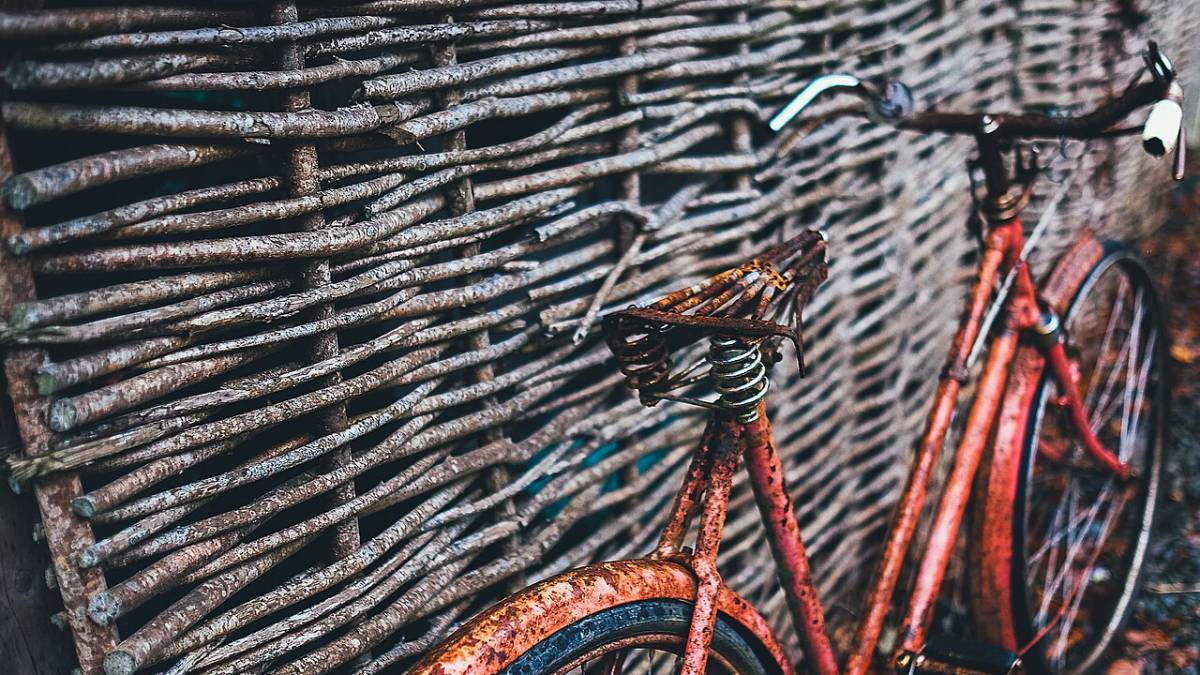 Verroeste fiets die onderhoud nodig heeft
